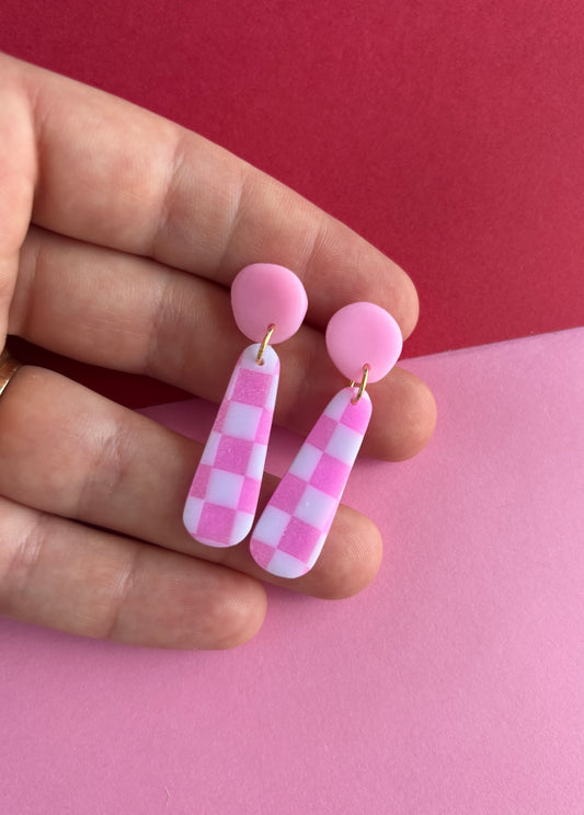Checkered drop dangles: pink stud